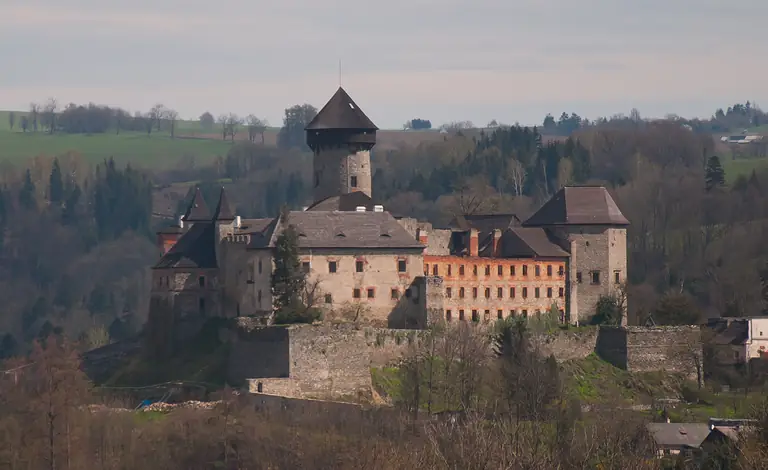 Hrad Sovinec s válcovou věží a kamennými hradbami