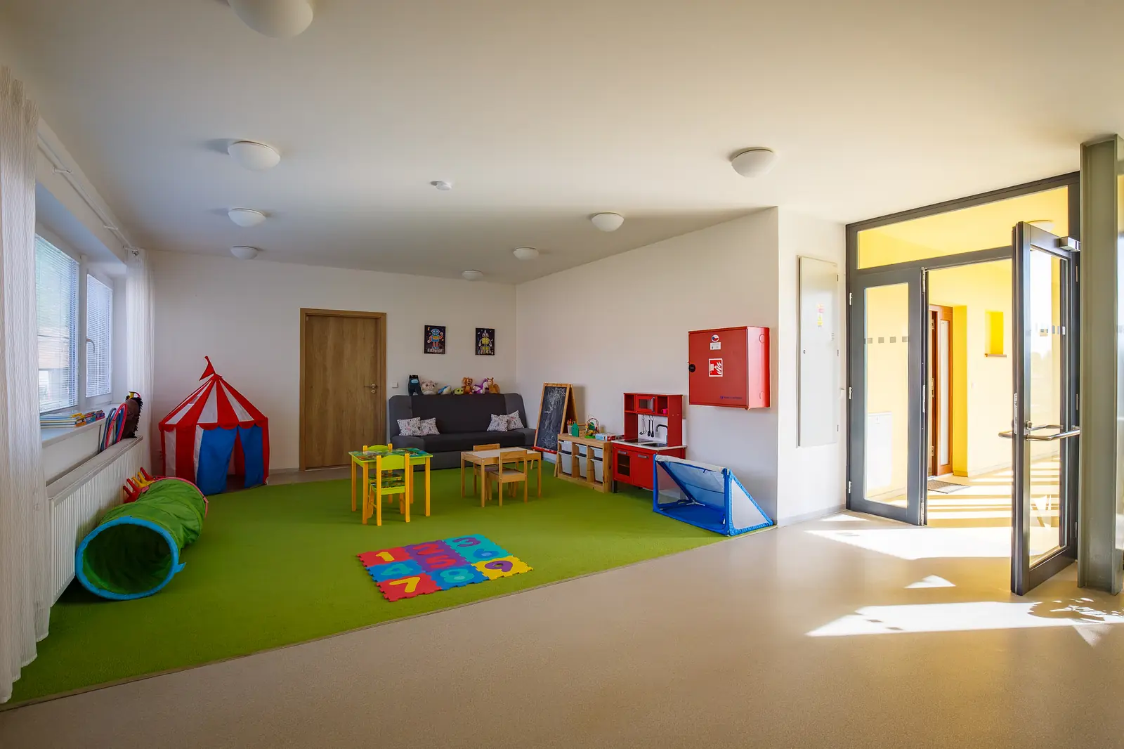 Vnitřní dětská herna s hračkami a kobercem