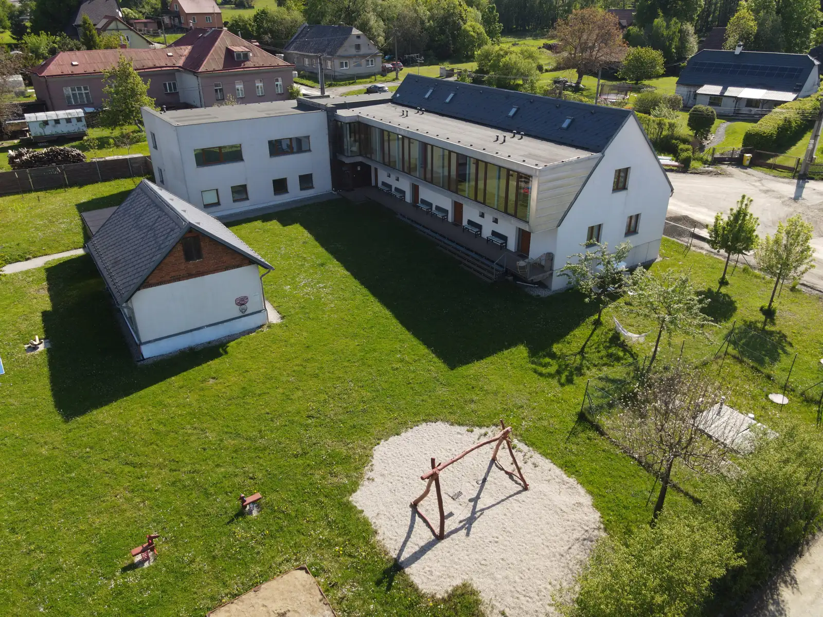Letecký pohled na domy Apartmánů Dalov a společnou zahradu