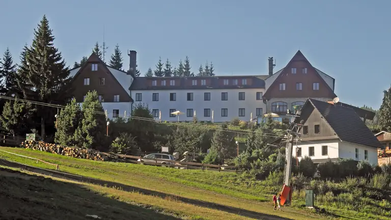 Bílý hotel Kopřivná s dřevěnými štíty v Malé Morávce