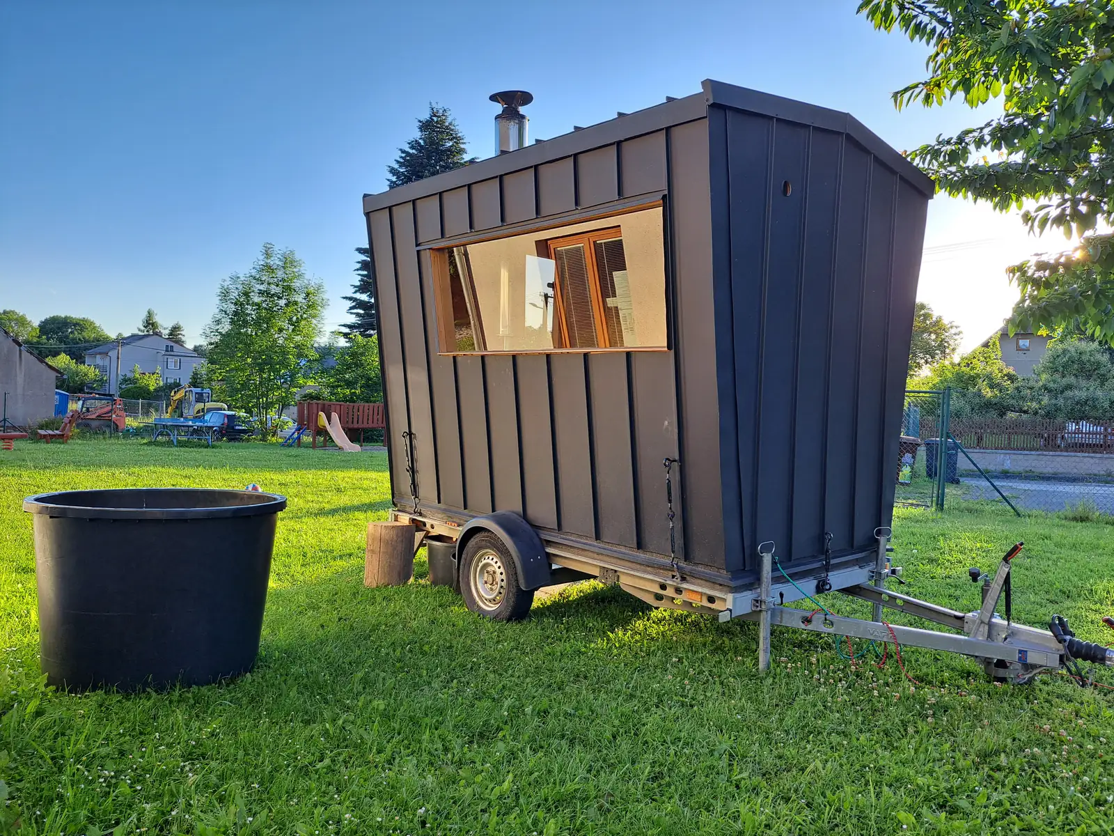 Mobilní sauna s ochlazovací kádí na zahradě